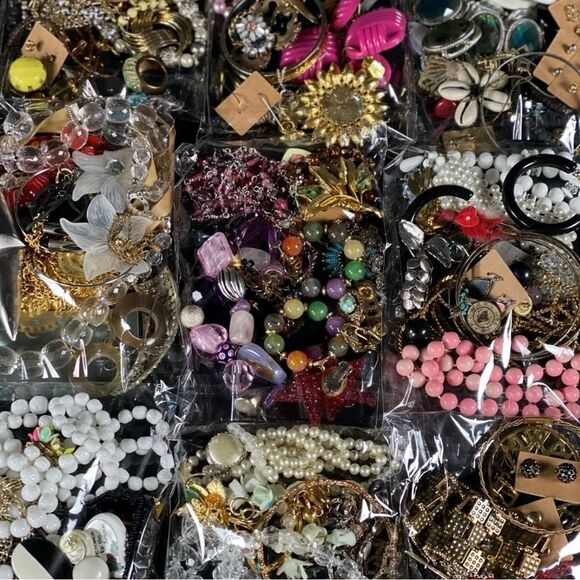 20 Pcs 💎GRAB BAG~ ESTATE VTG COSTUME JEWELRY LOT~ NO JUNK~ READY TO WEAR 💎 - Picture 1 of 8